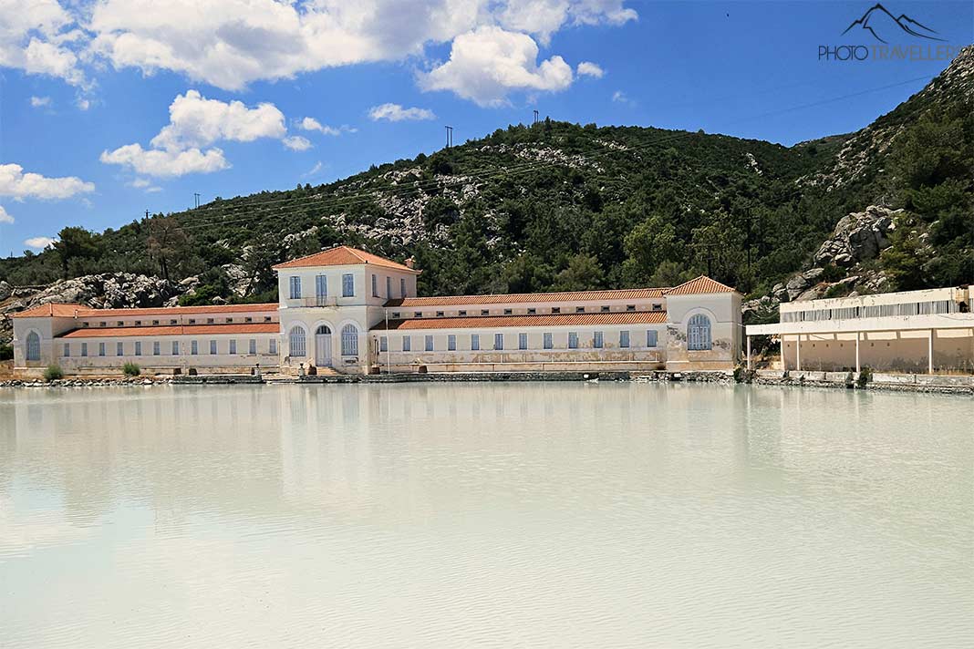 Vor dem langgestreckten Kurhaus von Methana befindet sich ein Thermalbecken mit hellbraunem Wasser