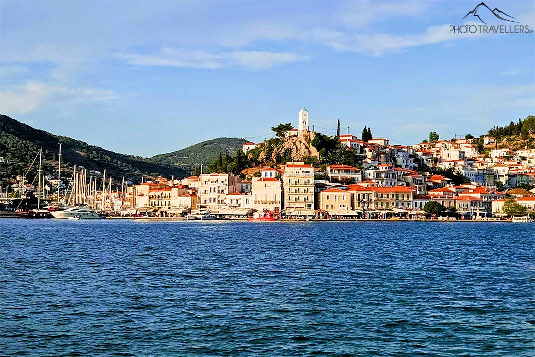 Die Altstadt von Poros mit dem Uhrturm in der Mitte vom Boot aus betrachtet