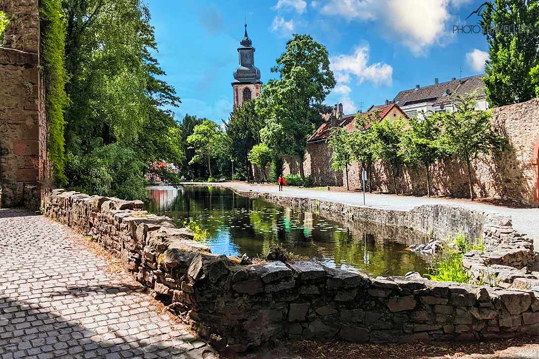 Ein kleiner See, eine Kirche und ein Wanderweg bilden das Zentrum des Parks Schöntal