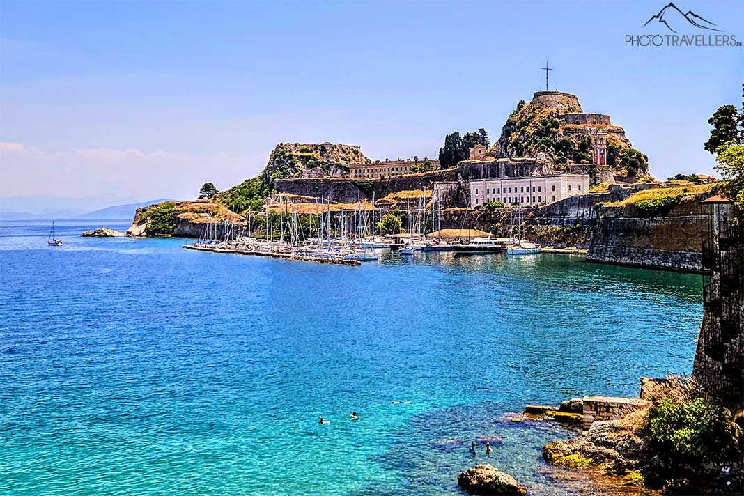Die Alte Festung von Kerkyra erhebt sich auf Felsen über einen kleinen Fischerhafen