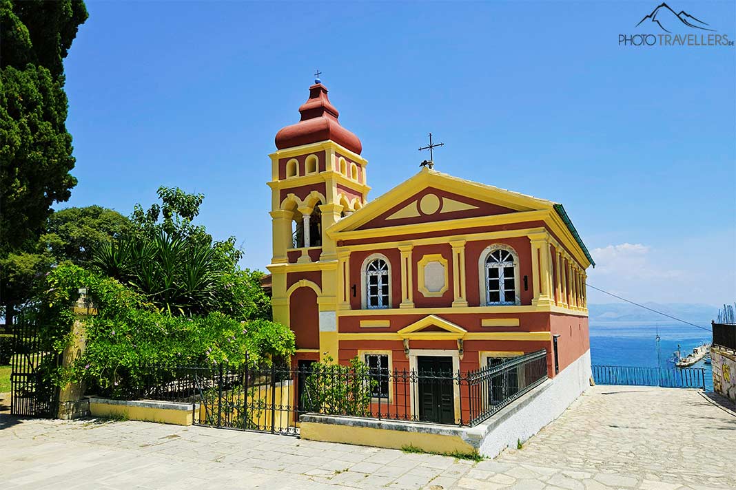 Die Kirche Panagiou Mandragiou erstrahlt in Gelb- und Rottönen