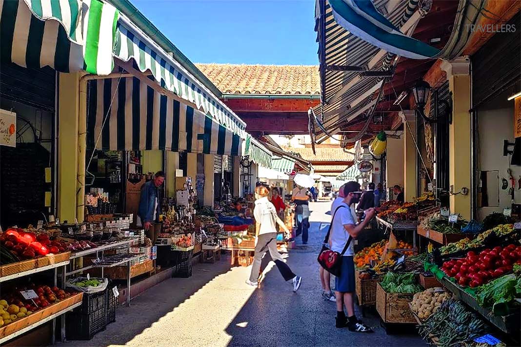 Menschen stehen an den Ständen des Lebensmittelmarktes in Kerkyra