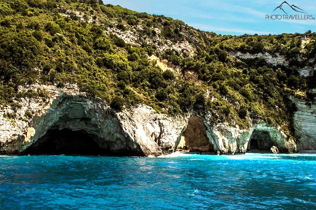 Zu den Blauen Grotten auf Paxos führen mehrere Eingänge in der bewaldeten Felslandschaft