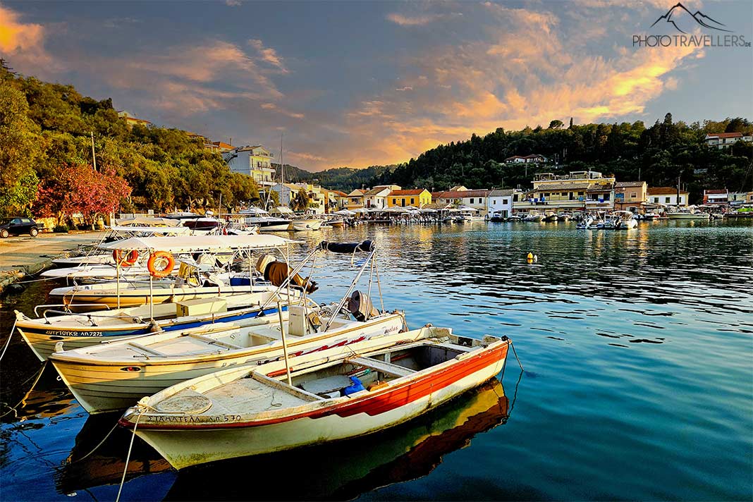 Kleine Holzboot ankern in der Marina von Lakka zur Dämmerung