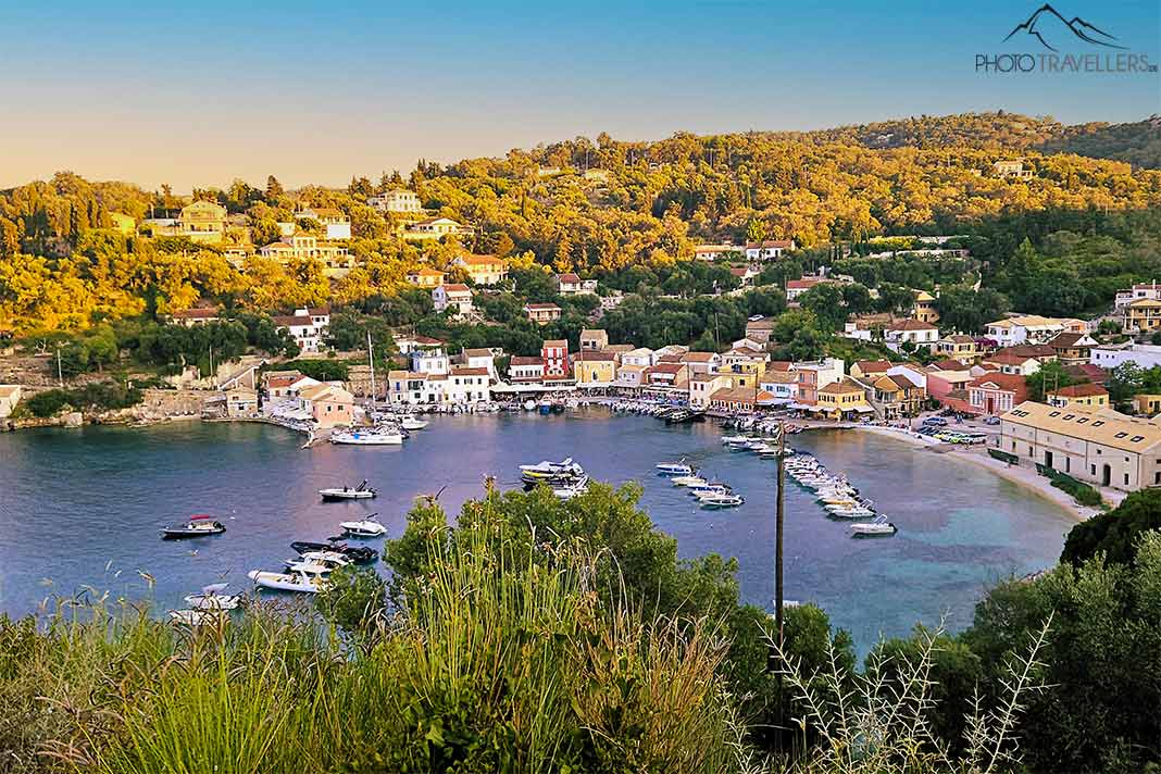 Viele Boote ankern im Abendrot in der geschützten Bucht von Loggos