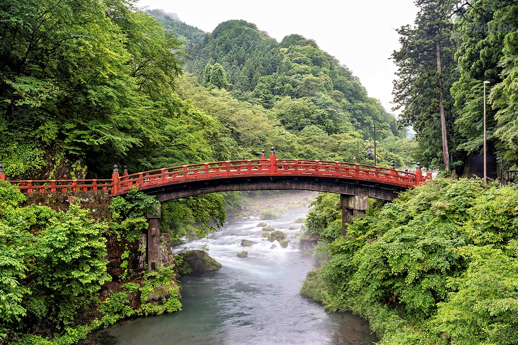 Die berühmte rote Shinkyō-Brücke in Nikko