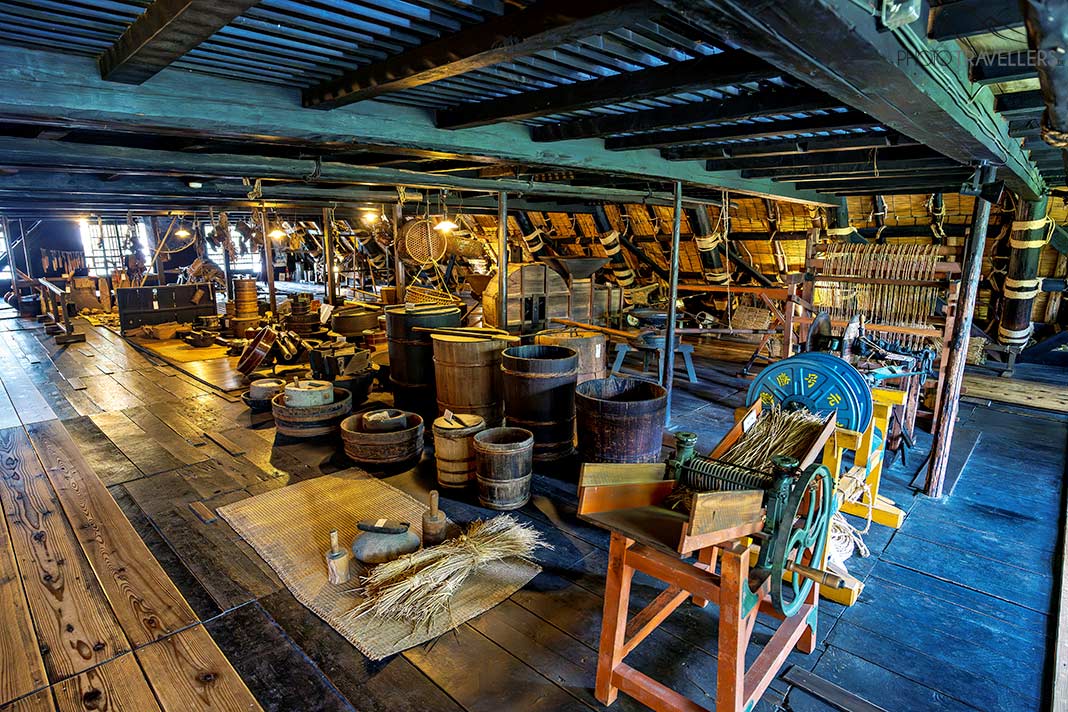 Alte Gerätschaften im Inneren des Nagase-Haus in Ogimachi