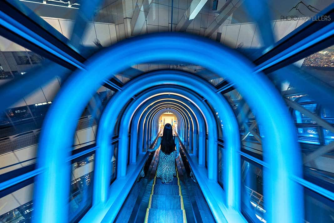 Reisebloggerin Biggi Bauer auf der gläsernen Rolltreppe des Umeda Sky Building in Osaka