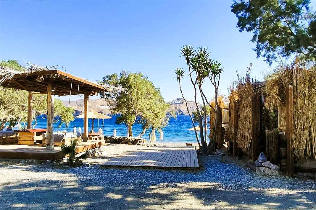 Die Strandbar in Agios Konstantinos ist mit Bäumen und Hütten gesäumt