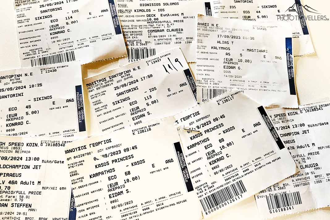 Viele kleine Printtickets für griechische Fähren liegen nebeneinander