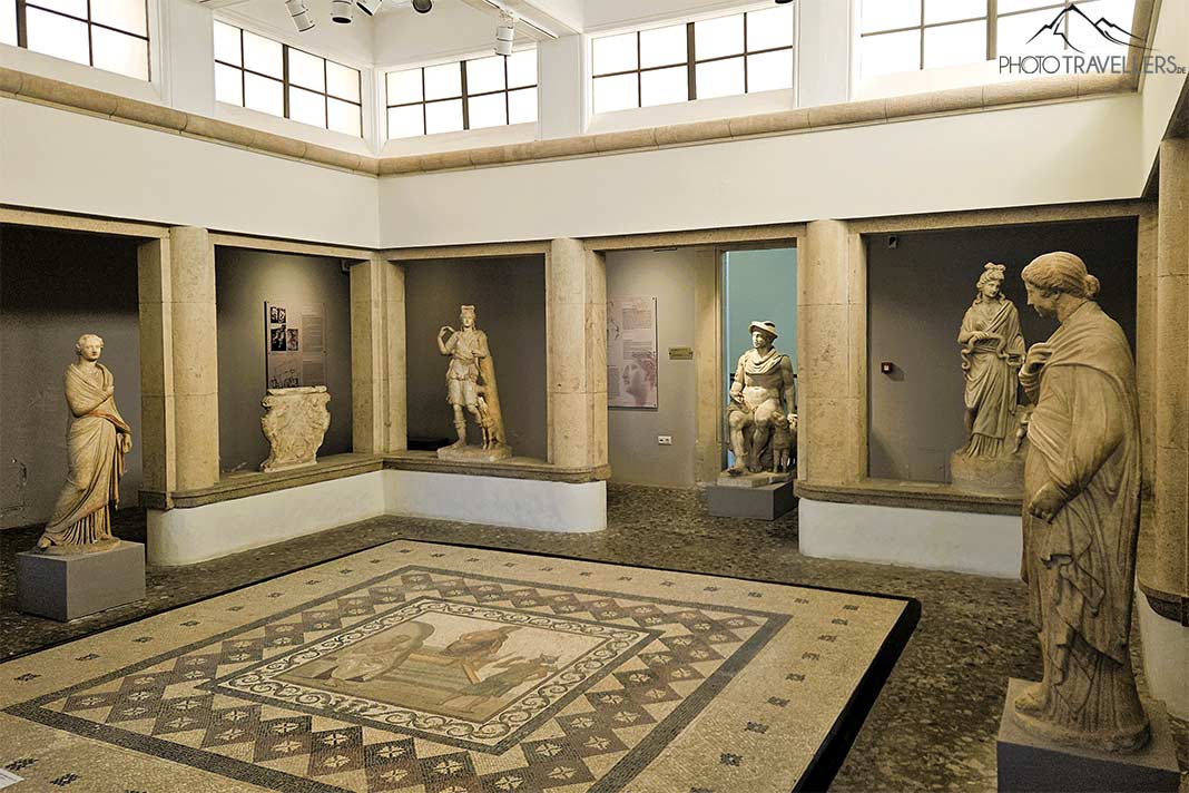Marmorverzierung am Boden und Statuen und Säulen aus Stein zieren das Archäologische Museum in Kos