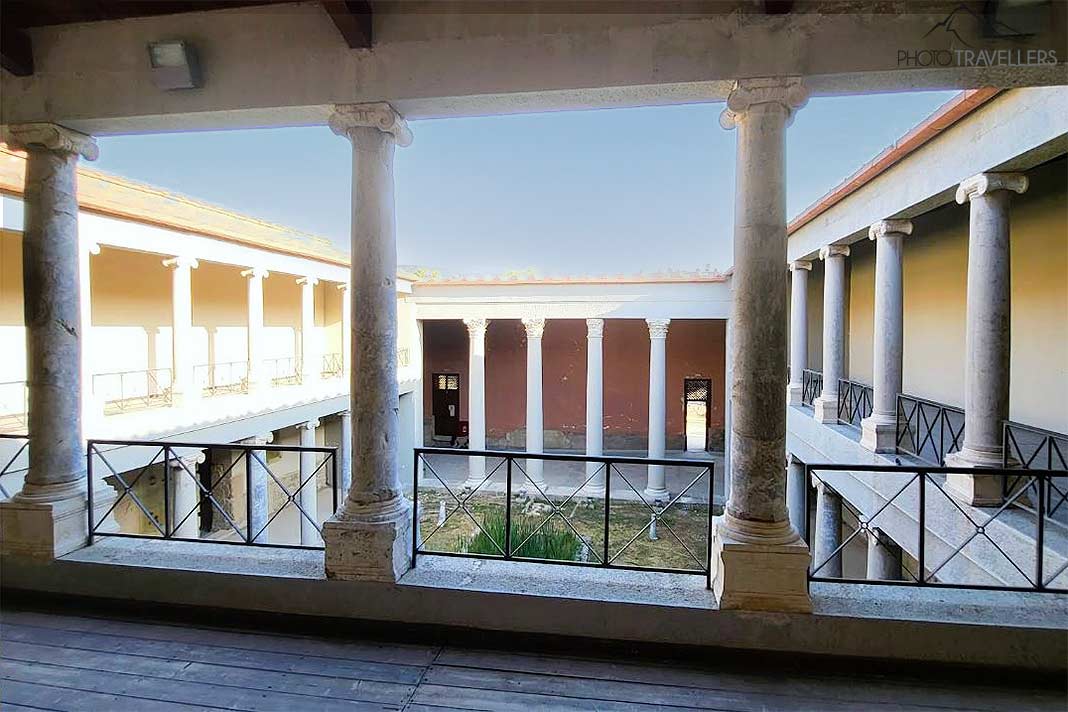 Der Innenhof der Casa Romana wird von einem zweistöckigen Säulengang umrahmt