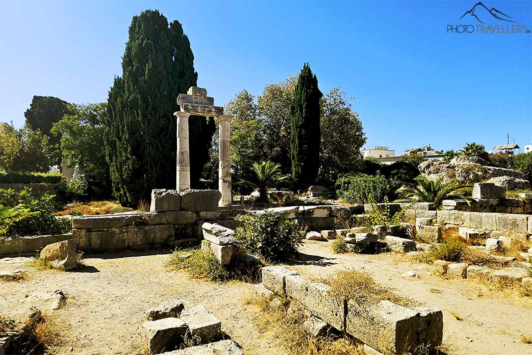 Ein Säulenbogen und wenige Steinblöcke deuten auf den antiken Altar des Dionysos hin