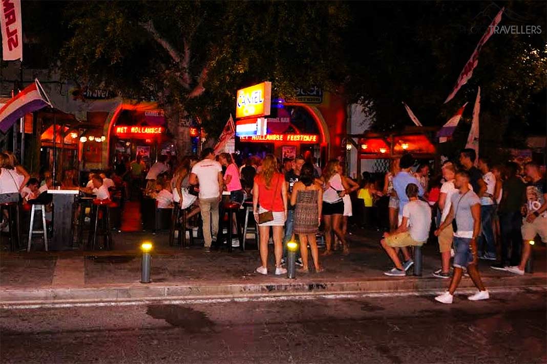 Viele junge Menschen stehen vor einer bunt beleuchteten Disco in Kos Stadt