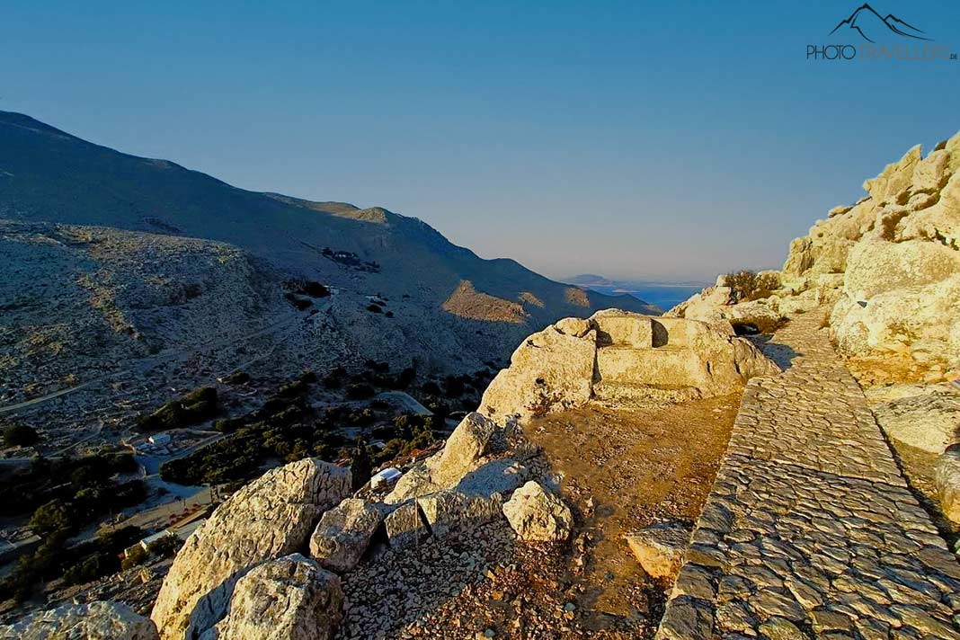 Am Rande eines Felsplateaus erinnert eine einfache Steinbank an den Thron von Zeus und Hekate