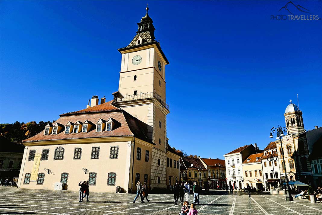 Das alte Rathaus mit seinem hohen Turm befindet sich am gepflasterten Ratsplatz