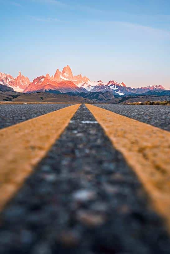 Eine Straße mit dem Fitz Roy in Argentinien