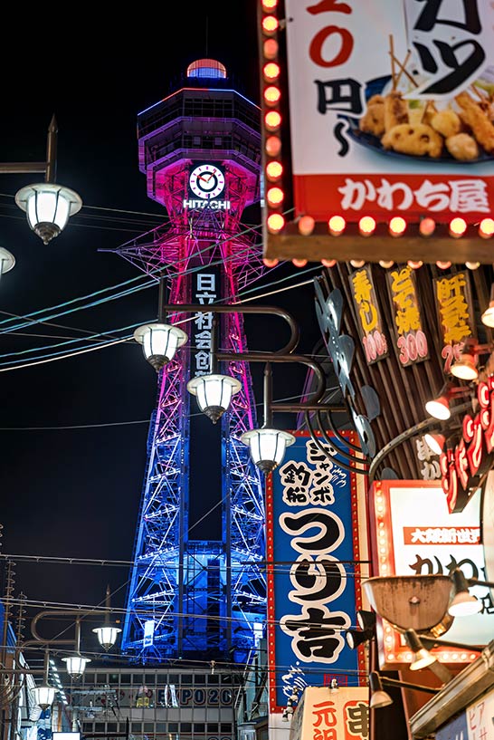 Der Turm Tsūtenkaku in Osaka in der Nacht