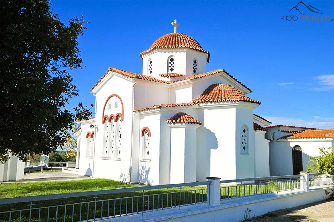 Strahlend weiß mit runder Kuppel und etlichen Vorbauten präsentiert sich die Kirche St. Raphael Nicholas und Irene