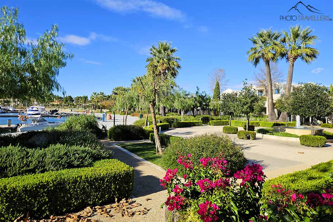 Palmen und gepflegte Grünanlagen umgeben die Marina des Sani Resorts