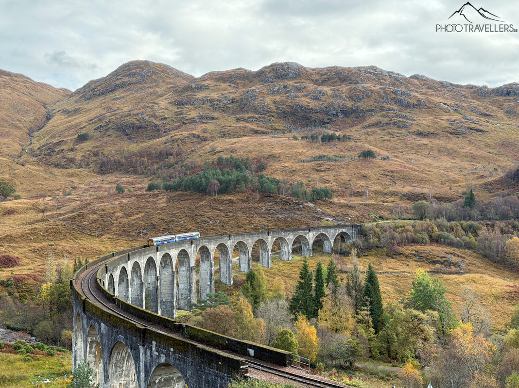 Ein Zug auf dem Glenfinnan-Viakukt in Schottland