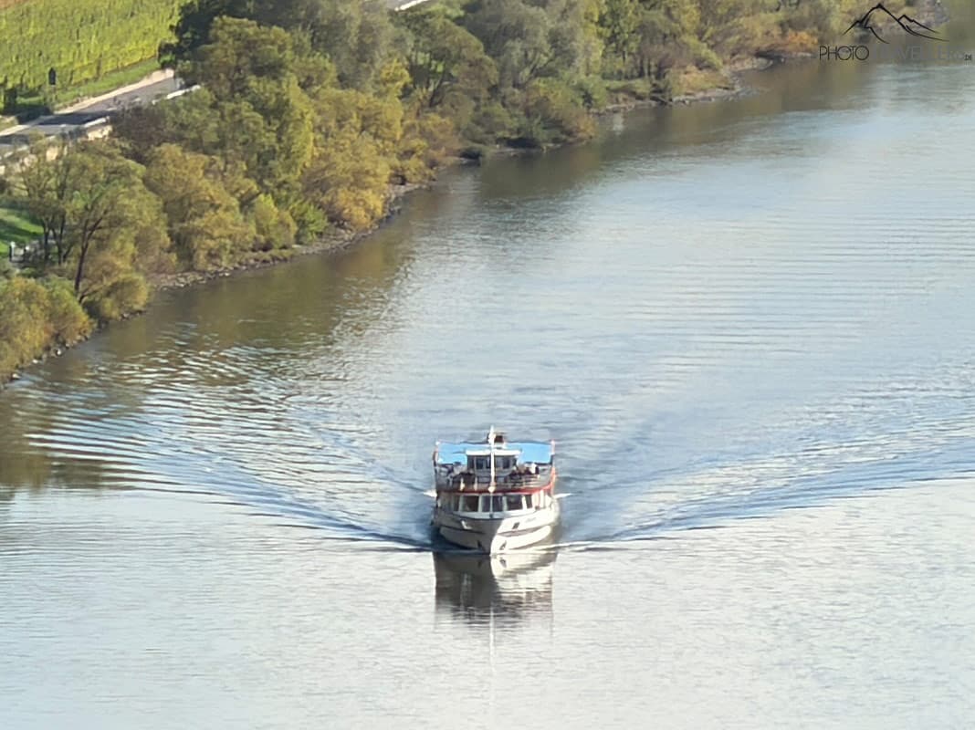 Ein Schiff auf der Mosel, daneben die Weinhänge (100-Prozent-Ausschnitt)