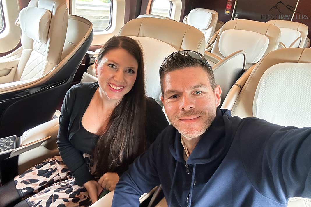 Die Reiseblogger Biggi Bauer und Florian Westermann in der Gran Class eines Shinkansen