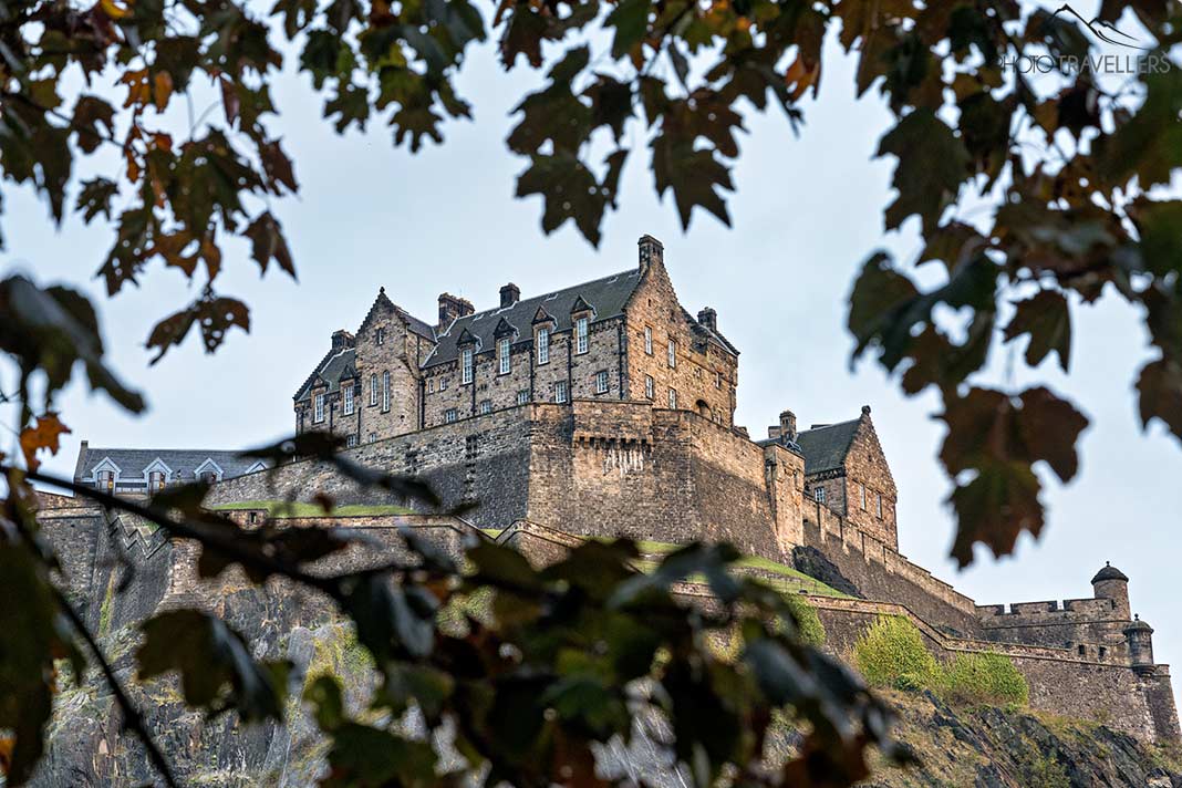 Das Edinburgh Castle thront auf einem Felsen