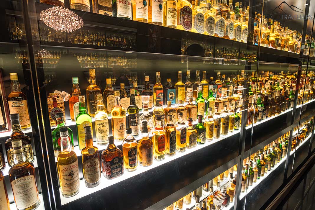 Die Whisky-Flaschen in der "Scotch Whisky Experience" in Edinburgh