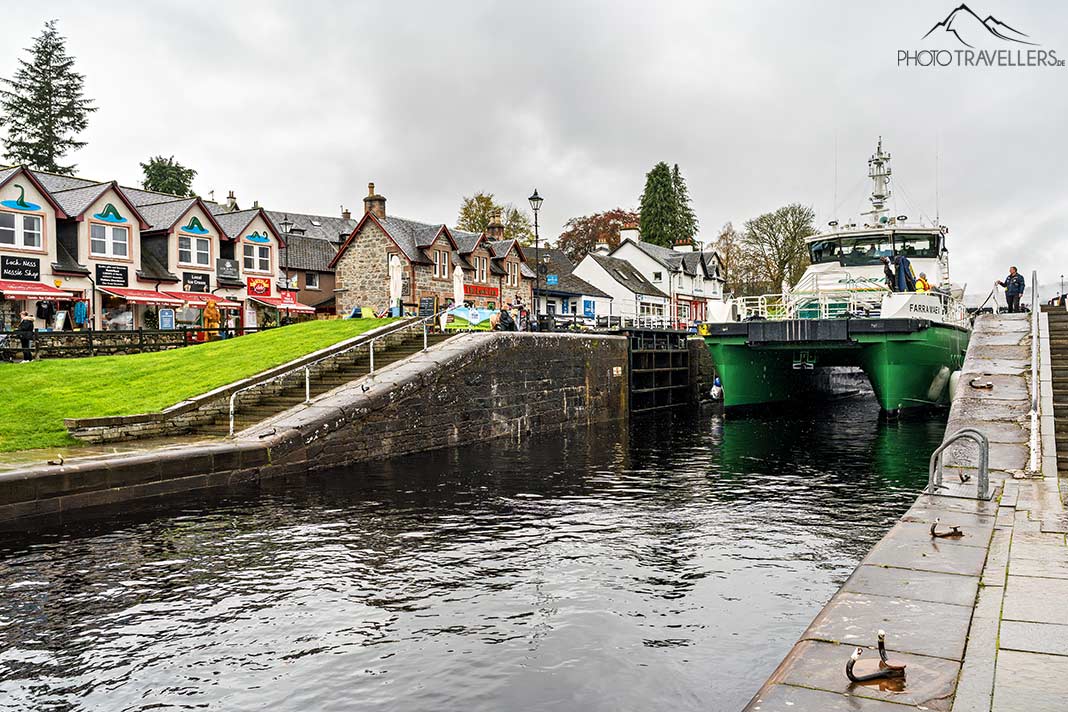 Ein Schiff in der Schleuse des  Kaledonischen Kanals in Fort Augustus 