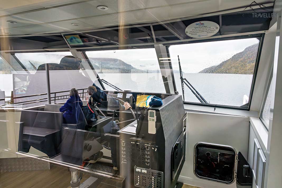 Der Blick ins Steuerhaus eines Schiffs auf dem Loch Ness