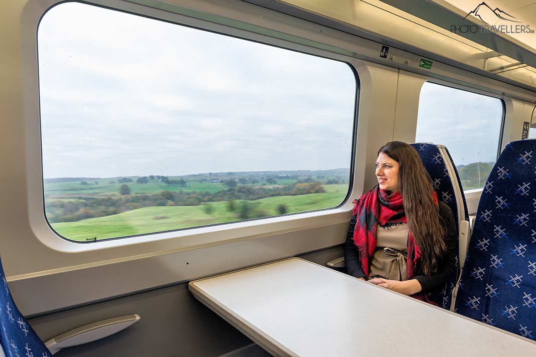 Reisebloggerin Biggi Bauer in einem Zug von ScotRail