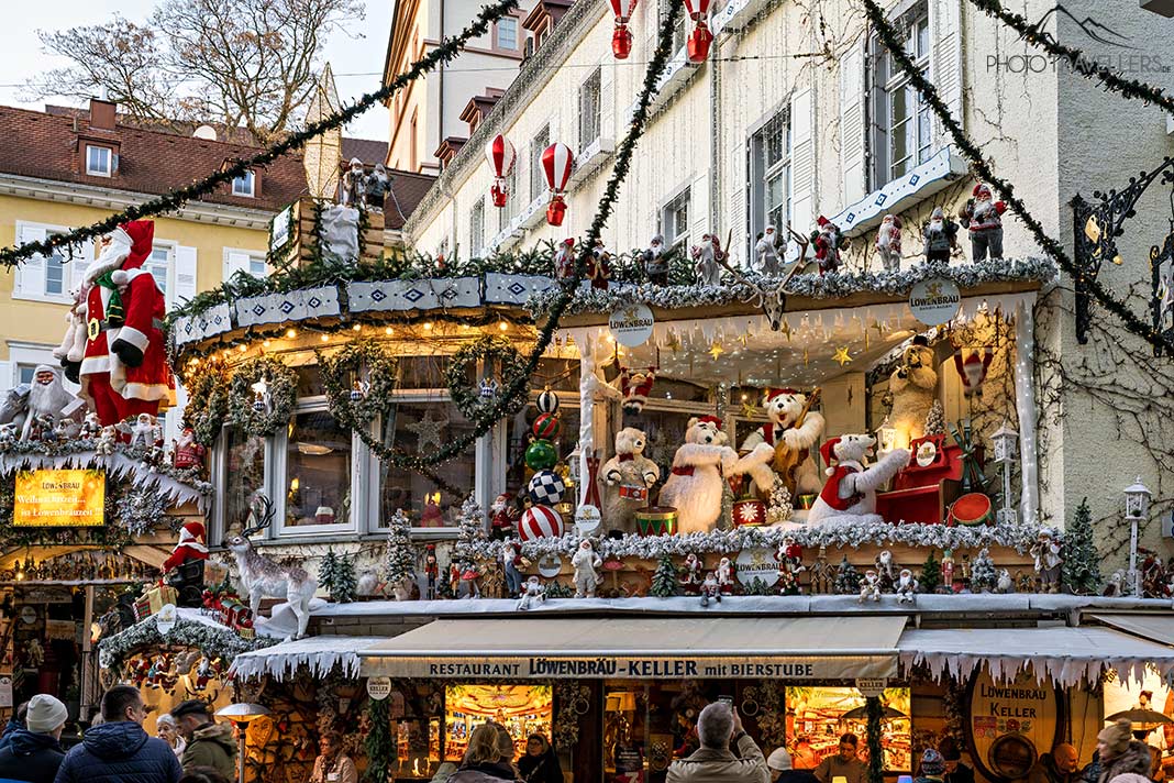Der weihnachtlich geschmückte Löwenbräu-Keller in Baden-Baden