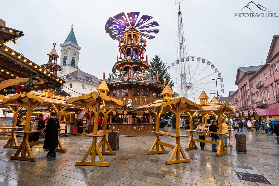 Weihnachtspyramide und Riesenrad auf dem Karlsruher Christkindlesmarkt