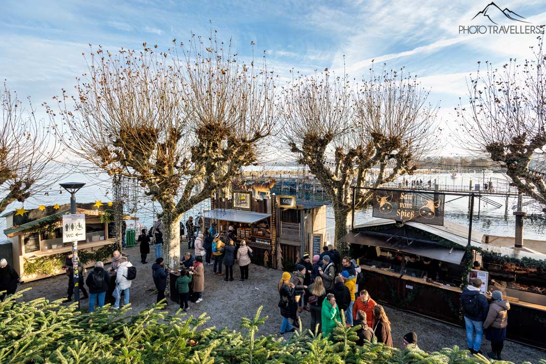 Blick über den Weihnachtsmarkt in Konstanz direkt am Bodensee