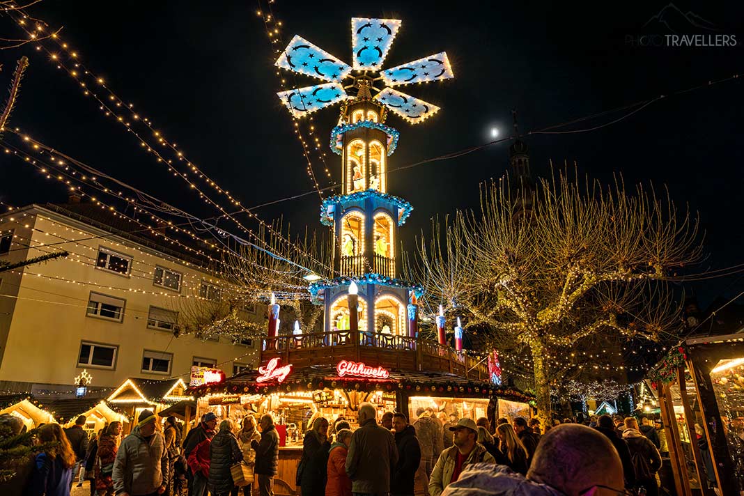 Die beleuchtete Weihnachtspyramide auf dem Weihnachtsmarkt in Rastatt