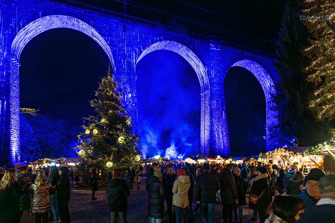 Der große Weihnachtsbaum auf dem Weihnachtsmarkt in der Ravennaschlucht