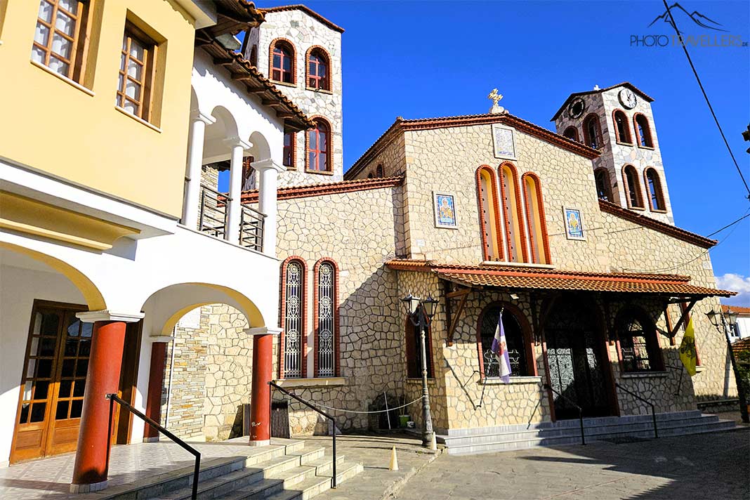 Die Ortskirche von Agios Nikolaos befindet sich direkt neben dem Säulengebäude der Verwaltung