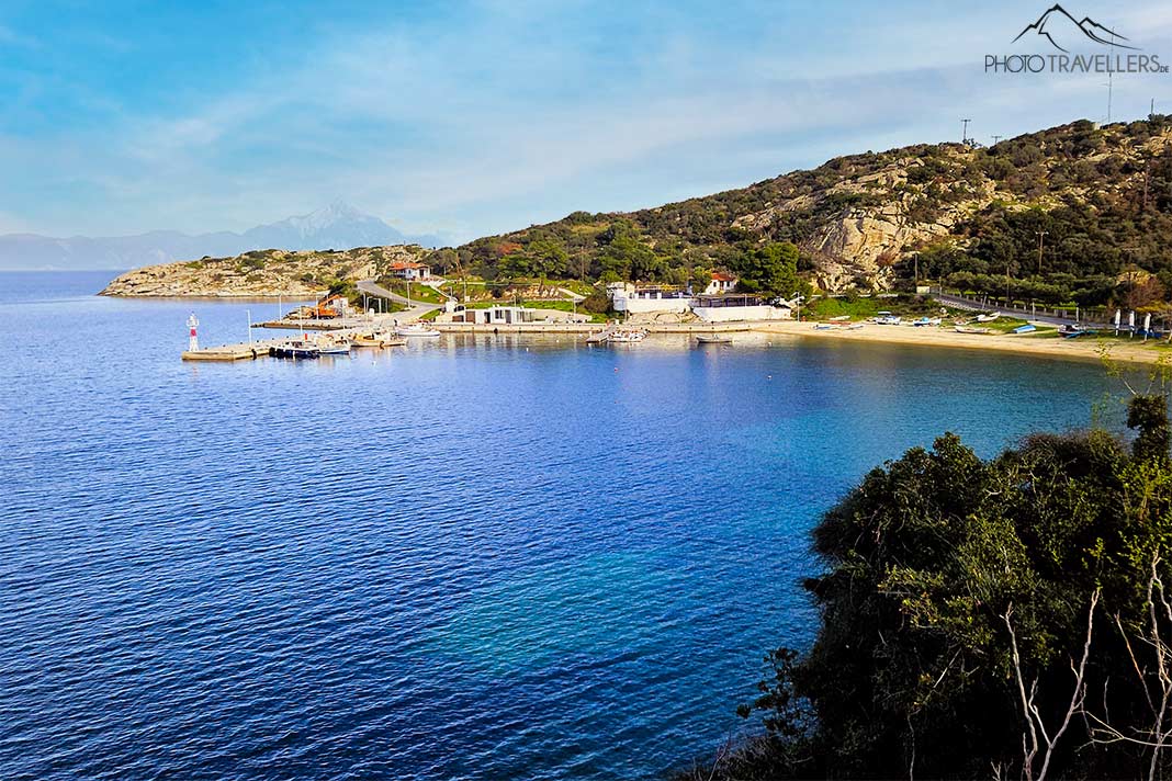 Rund um Sykia schmiegen sich kleine Weiler mit Anlegern an die grünen Hügel 