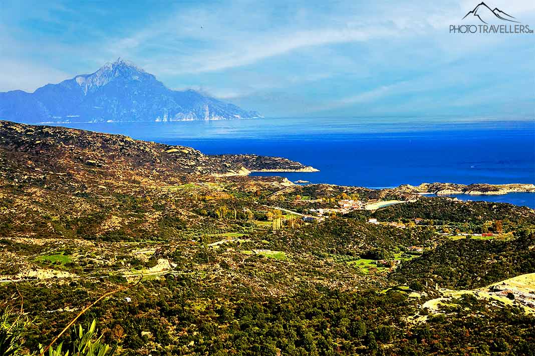 Die grüne Hügellandschaft und das Meer mit dem Athos im Hintergrund