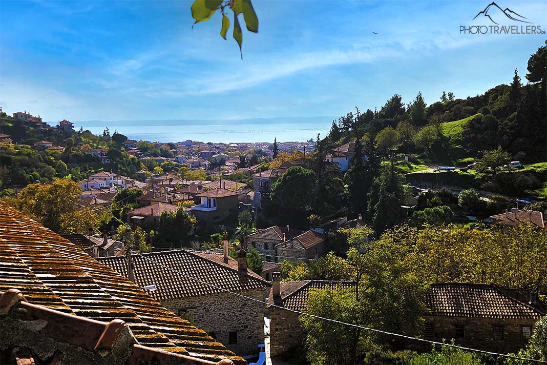 Die historischen Steinhäuser schmiegen sich an die bewaldeten Hänge von Nikiti