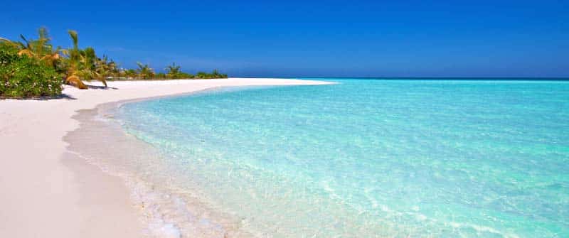 Ein Strand auf den Malediven, eines der schönsten Reiseziele für die Flitterwochen