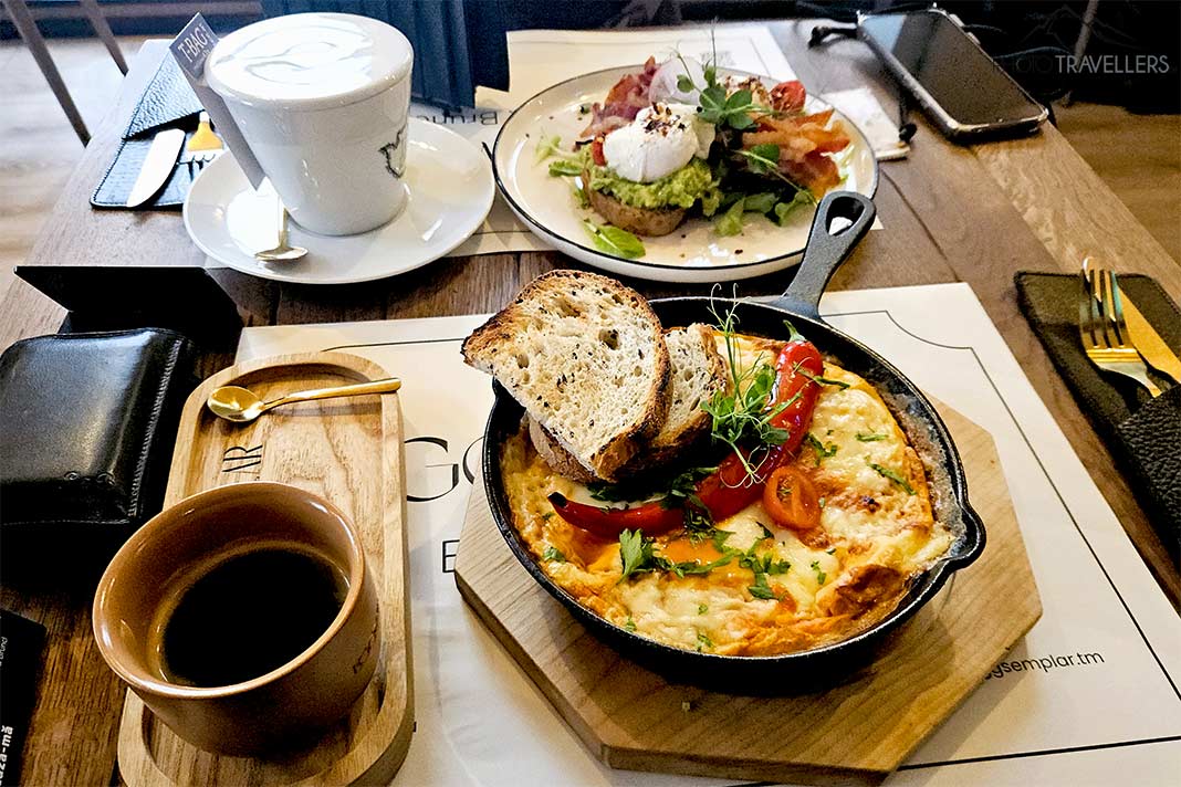 Verschieden Speisen und  Getränke stehen auf einem Tisch