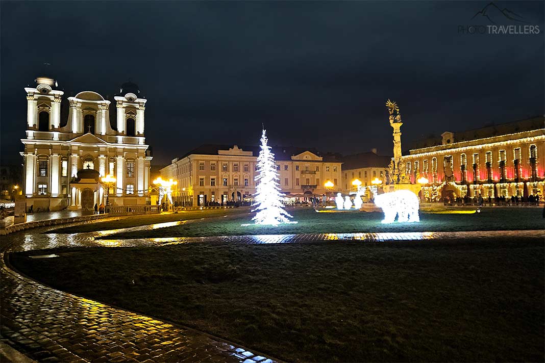 Neben dem beleuchteten Dom St. Georg leuchtet die prachtvolle Fassade des Kunstmuseums in rotem Licht