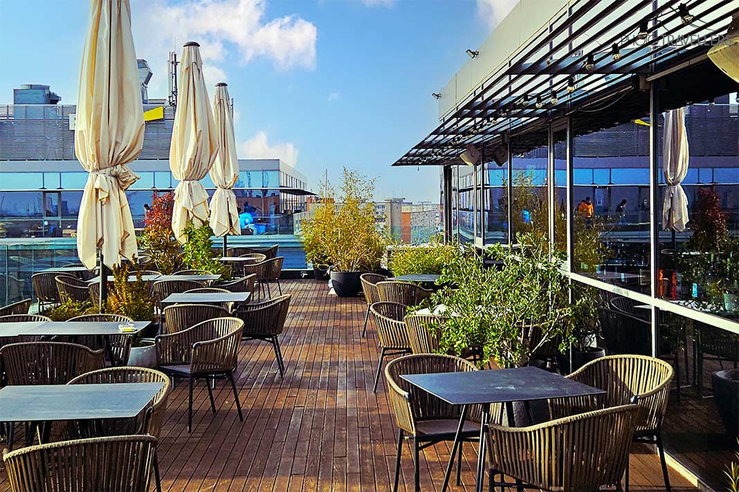 Sonnenschirme und Tische stehen auf der Terrasse des Sky Restaurants in Timisoara