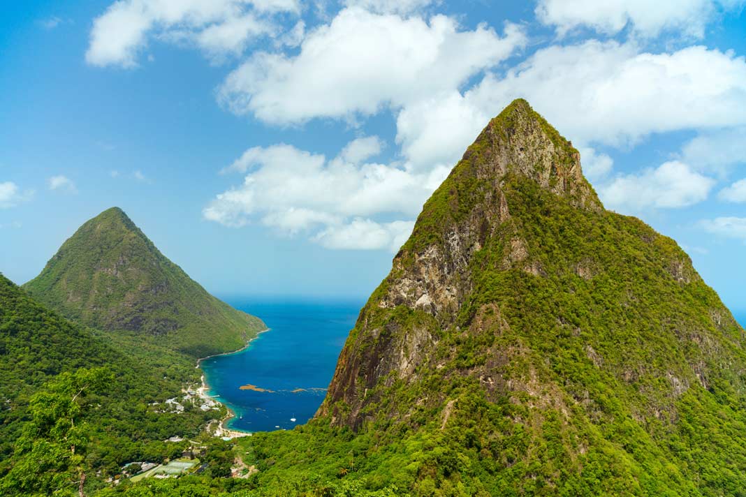 Die beiden beiden Pitons Gros Piton und Petit Piton auf Saint Lucia