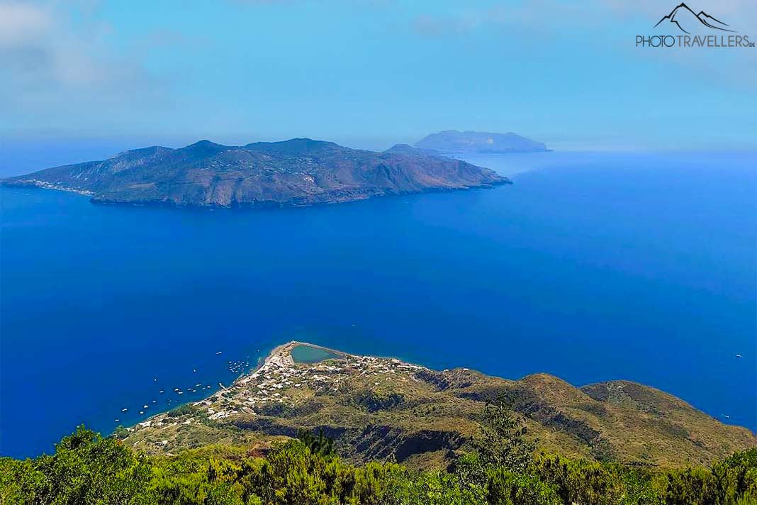 Blick vom bewaldeten Hand auf die Landspitze von Salina mit dem Meer und der Insel Lipari im Hintergrund