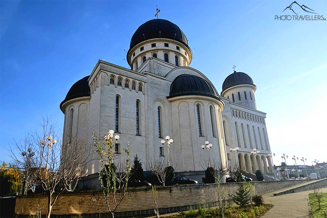 Die Kathedrale der Heiligen Dreifaltigkeit besticht durch mehrere wuchtige Kuppeln