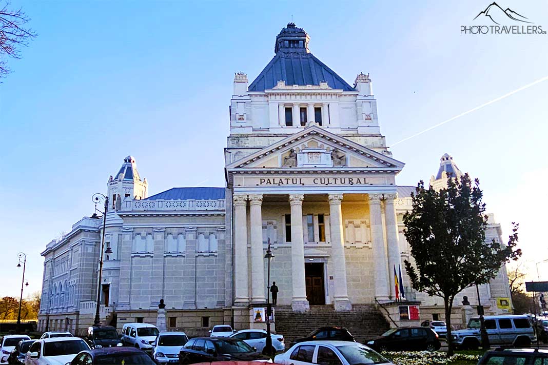 Der weiße Kulturpalast besticht mit einem Vorbau aus Säulen im römischen Baustil