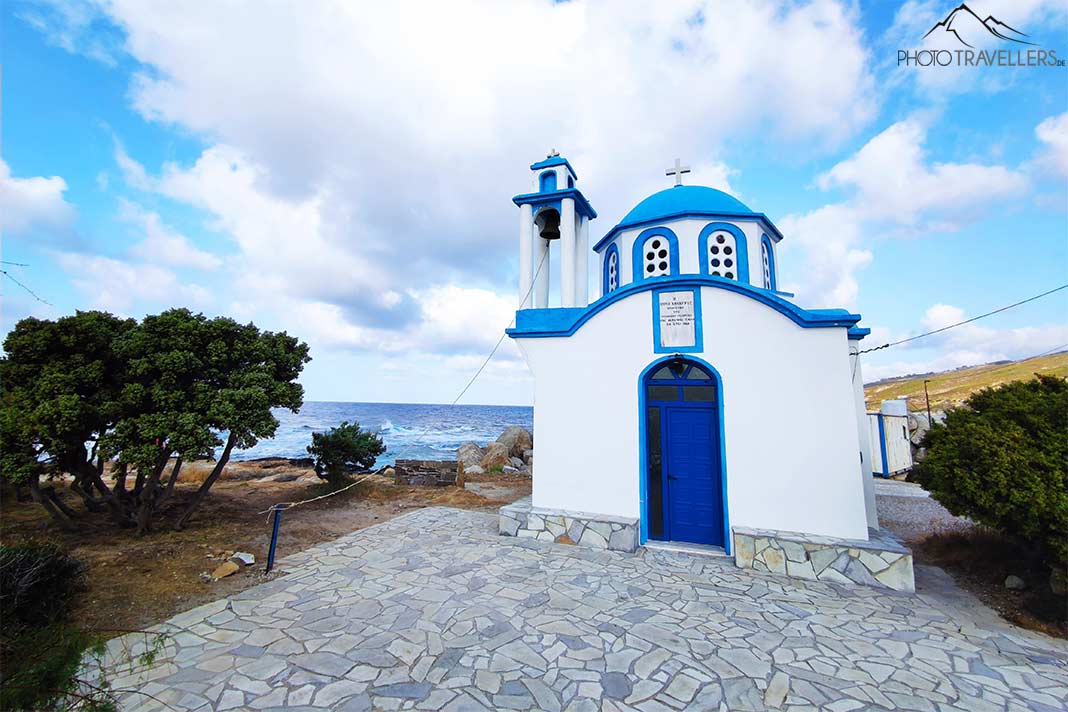 Die weiße Kapelle Analipsi mit ihrer blauen Kuppel liegt nah am Meer